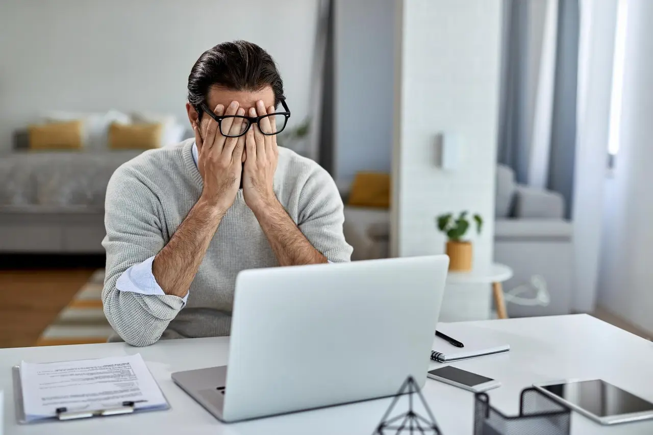 persona-esausta-dal-lavoro